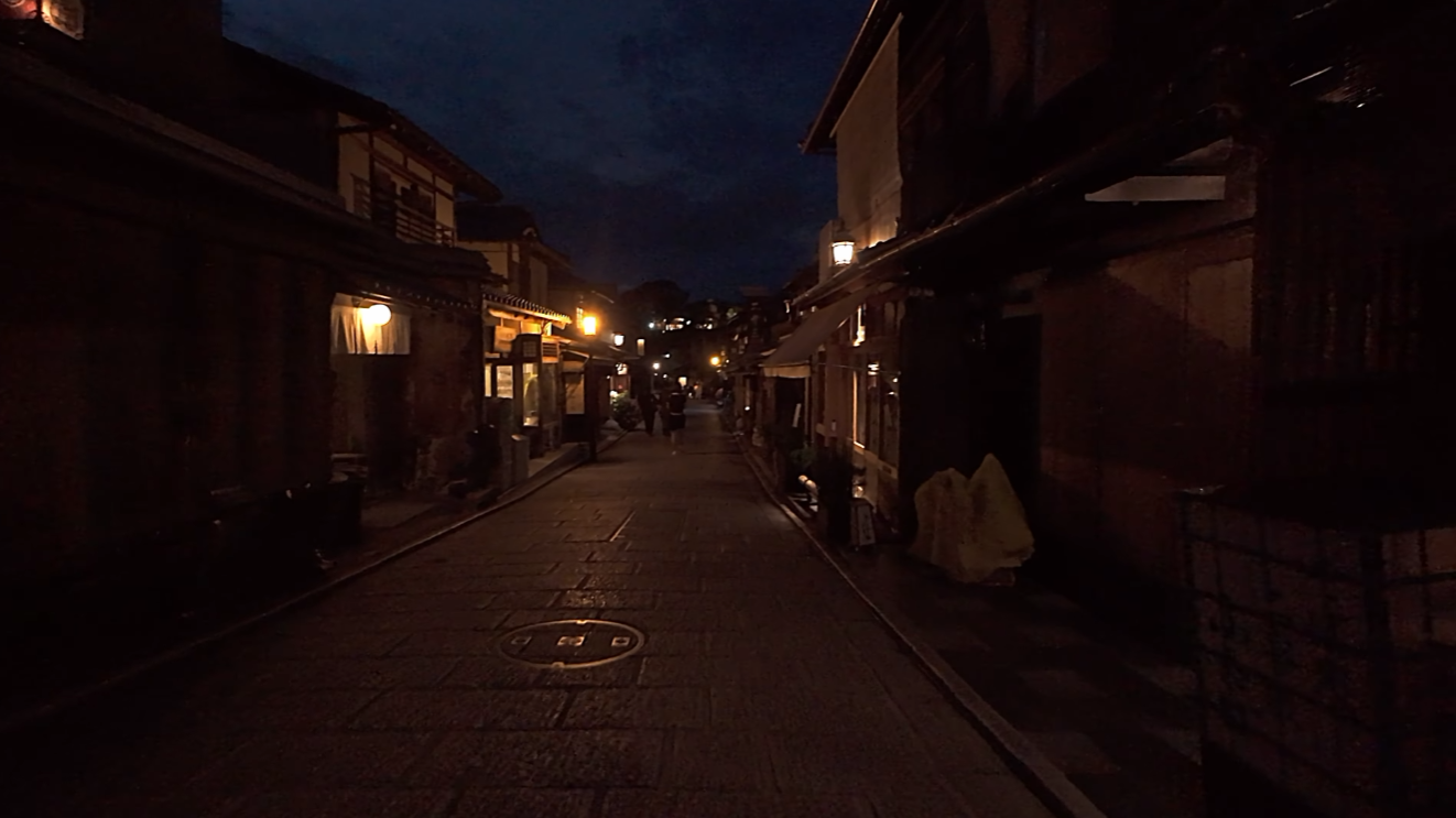 夜の京都の街並み